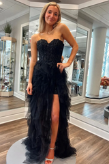 Vestidos de fiesta negros sin tirantes y escote corazón con volantes y tul con abertura alta