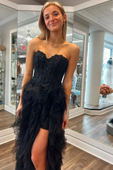 Vestidos de fiesta negros sin tirantes y escote corazón con volantes y tul con abertura alta